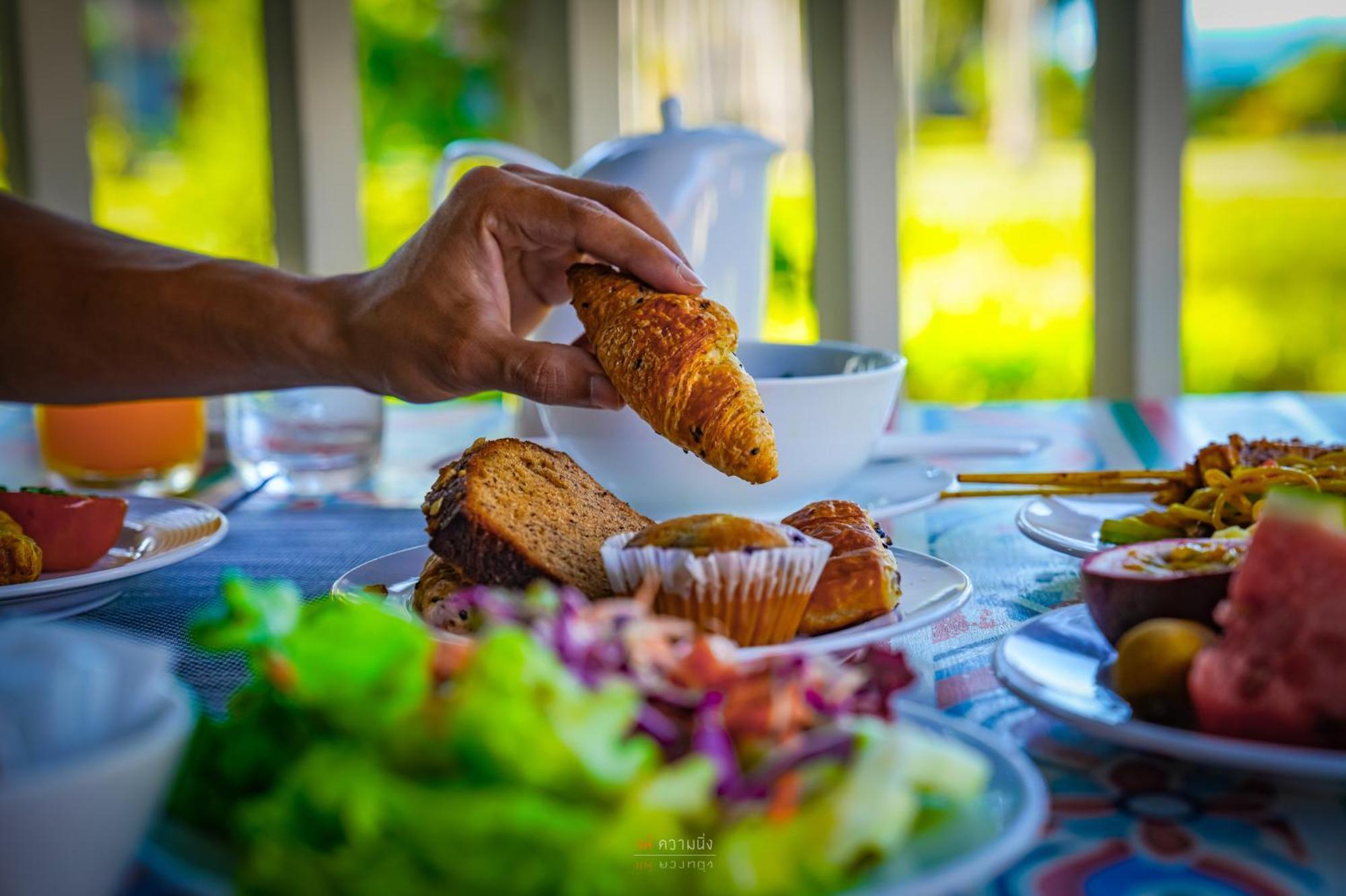 Dusit Thani Krabi Beach Resort - Sha Extra Plus كلونغ موانغ بيتش المظهر الخارجي الصورة A hand holding a piece of bread