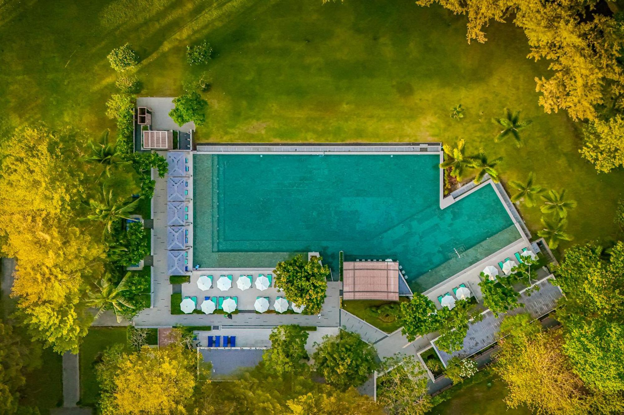 Dusit Thani Krabi Beach Resort - Sha Extra Plus كلونغ موانغ بيتش المظهر الخارجي الصورة Aerial view of the swimming pool