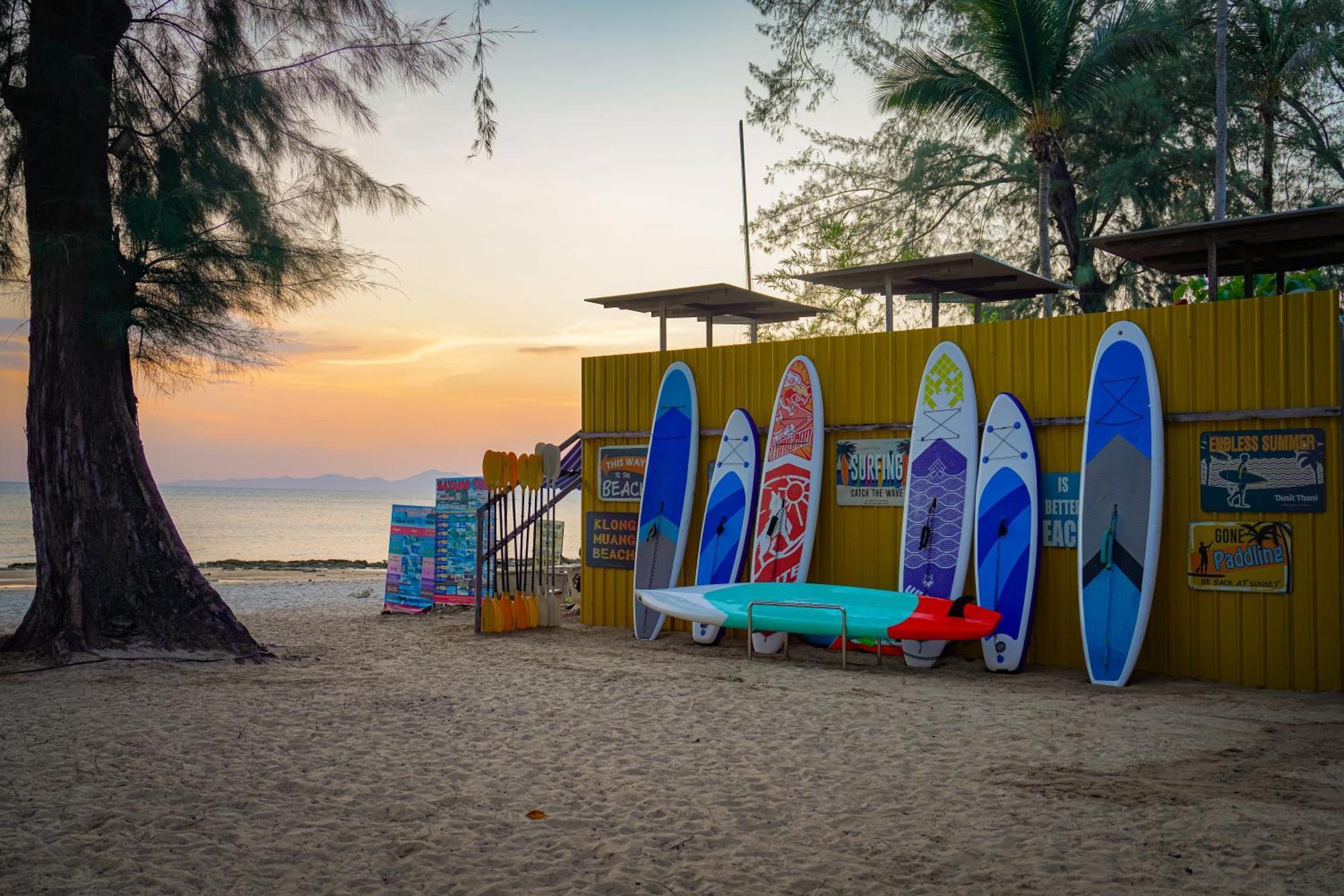 Dusit Thani Krabi Beach Resort - Sha Extra Plus كلونغ موانغ بيتش المظهر الخارجي الصورة Stand up paddle boards at Hua Hin Beach