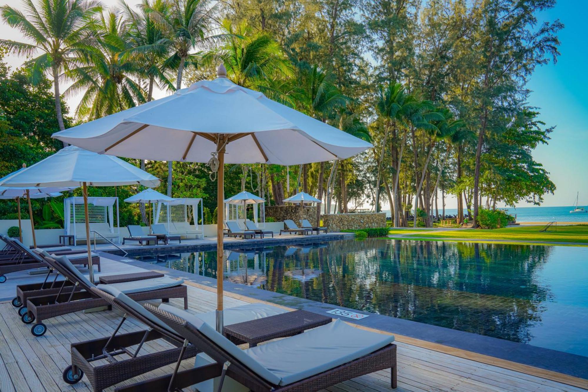 Dusit Thani Krabi Beach Resort - Sha Extra Plus كلونغ موانغ بيتش المظهر الخارجي الصورة The Beachfront Pool at The Standard, Hua Hin