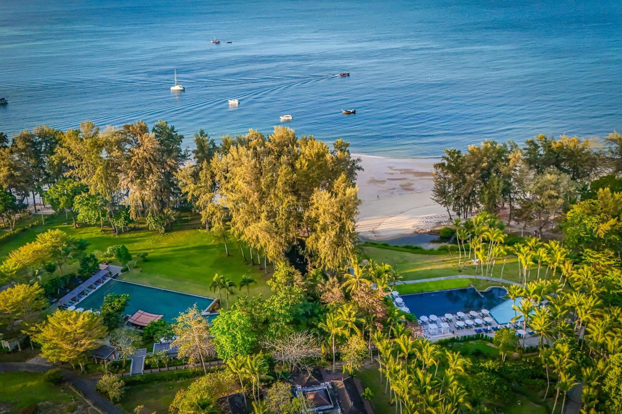 Dusit Thani Krabi Beach Resort - Sha Extra Plus كلونغ موانغ بيتش المظهر الخارجي الصورة Aerial view of the resort