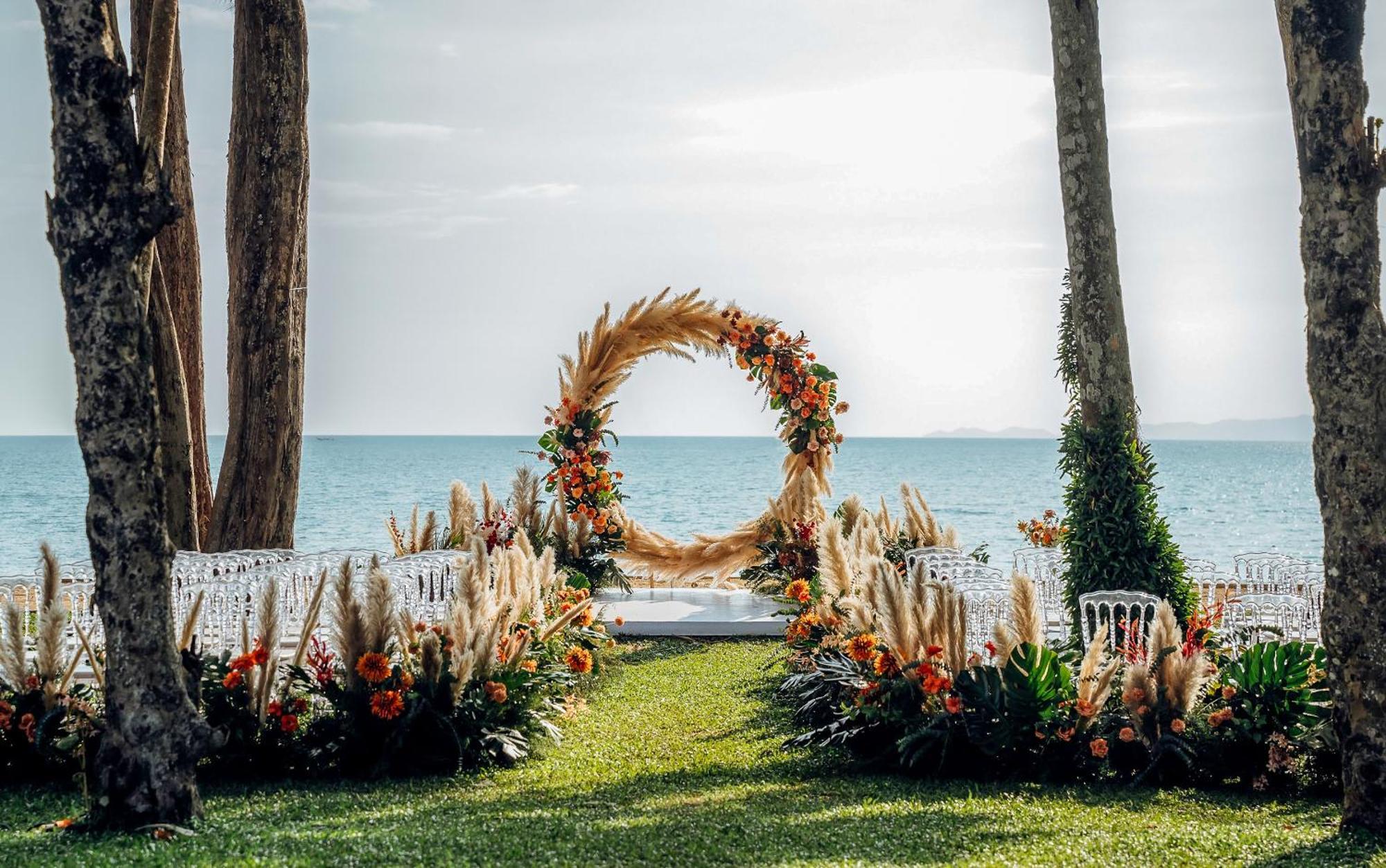 Dusit Thani Krabi Beach Resort - Sha Extra Plus كلونغ موانغ بيتش المظهر الخارجي الصورة A beach wedding in Phuket, Thailand