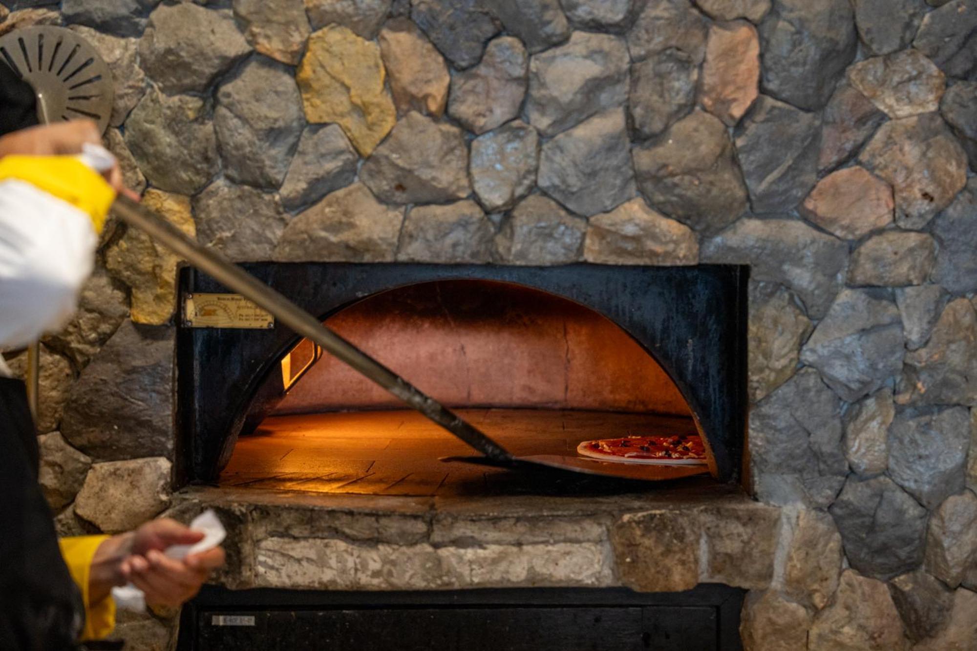 Dusit Thani Krabi Beach Resort - Sha Extra Plus كلونغ موانغ بيتش المظهر الخارجي الصورة A pizza being removed from a wood-fired oven